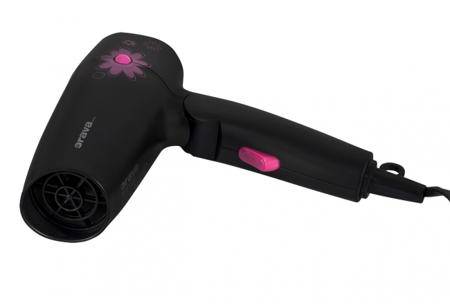Cestovný sušič vlasov so sklopnou rukoväťou.