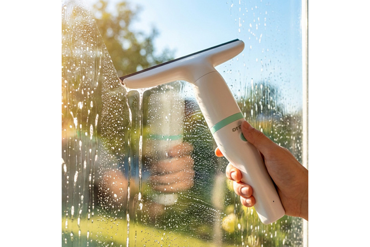 Cordless window cleaner