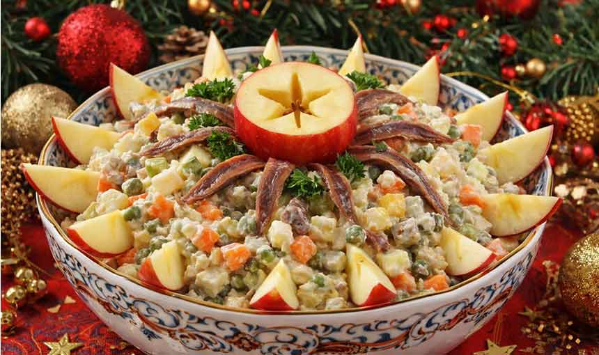 Tradiční bramborový salát má každá rodina vlastní a každý chutná jinak. 